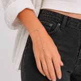 Pulseira de mão delicada em prata 925 com zircónias transparentes